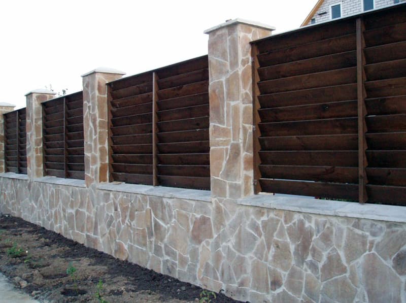 Зовнішній вигляд паркану з пісковика