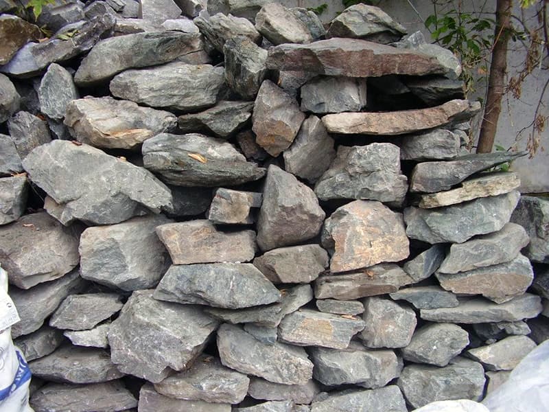 Заготівля каменю для укладання забору