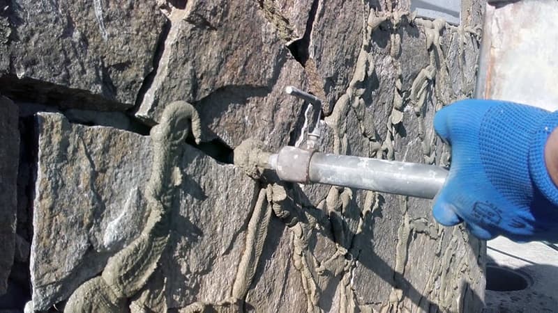 Заповнення щілин в кам'яному паркані