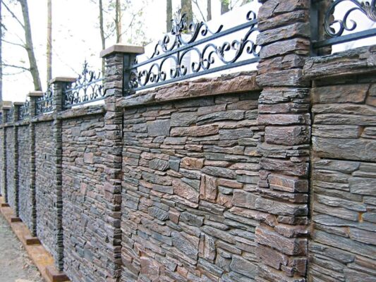 Як зробити паркан з каменю своїми руками?