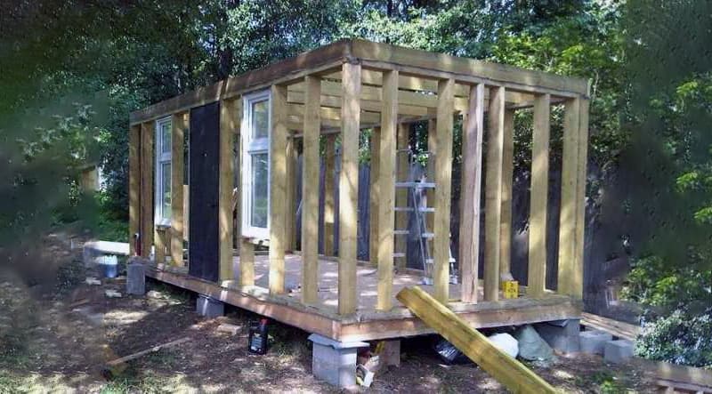 Зведення стін при будівництві курника