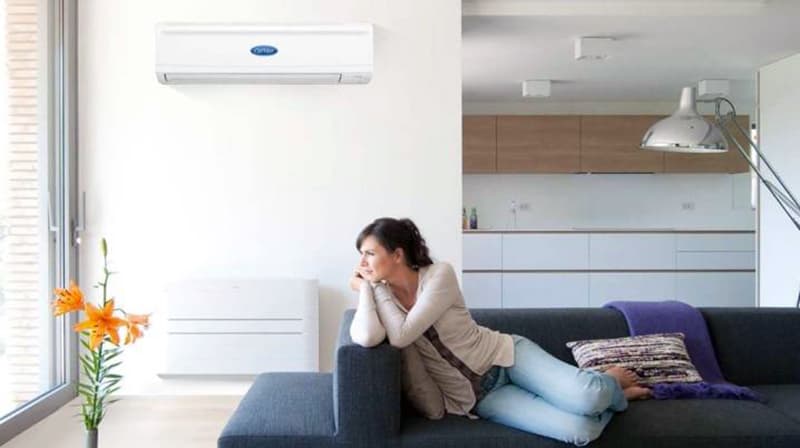 Білий кондиціонер в світлій кімнаті