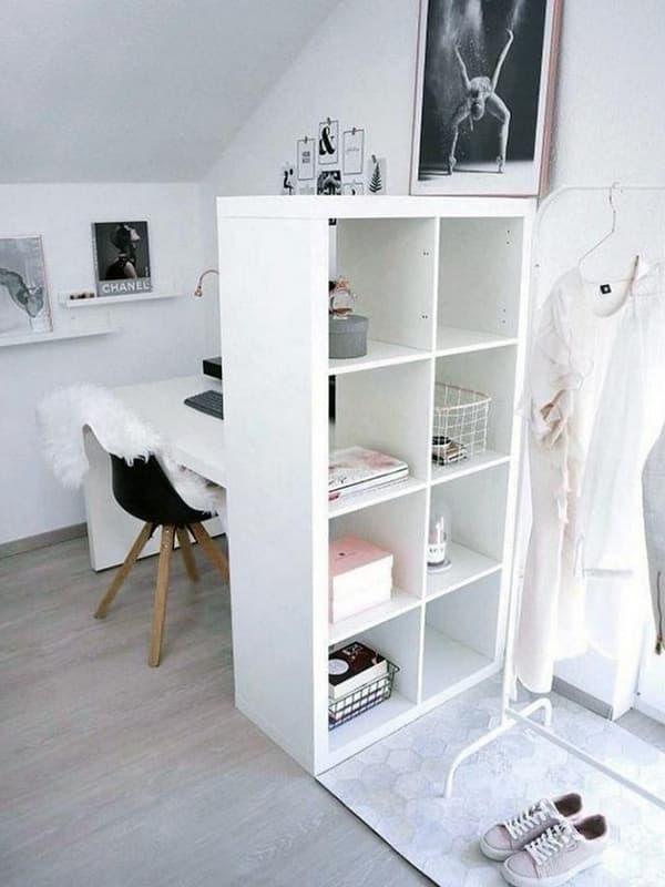 Вертикальные полки в комнате подростка