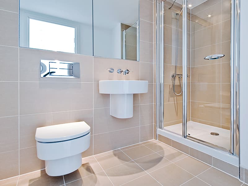 Світлі відтінки підлоги і стін у ванній кімнаті