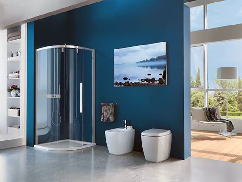 Ванна кімната з синіми елементами