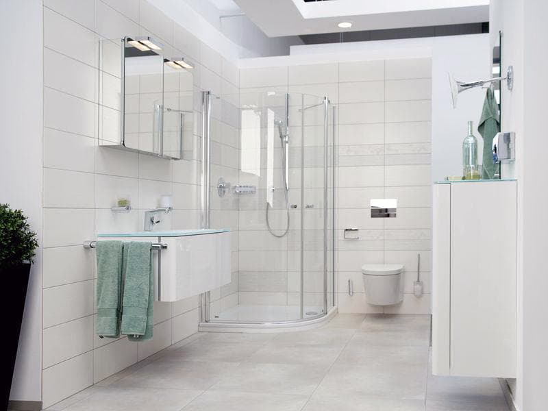 Ванна кімната в білих відтінках