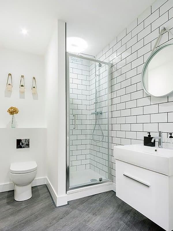 Ванна кімната в білих тонах