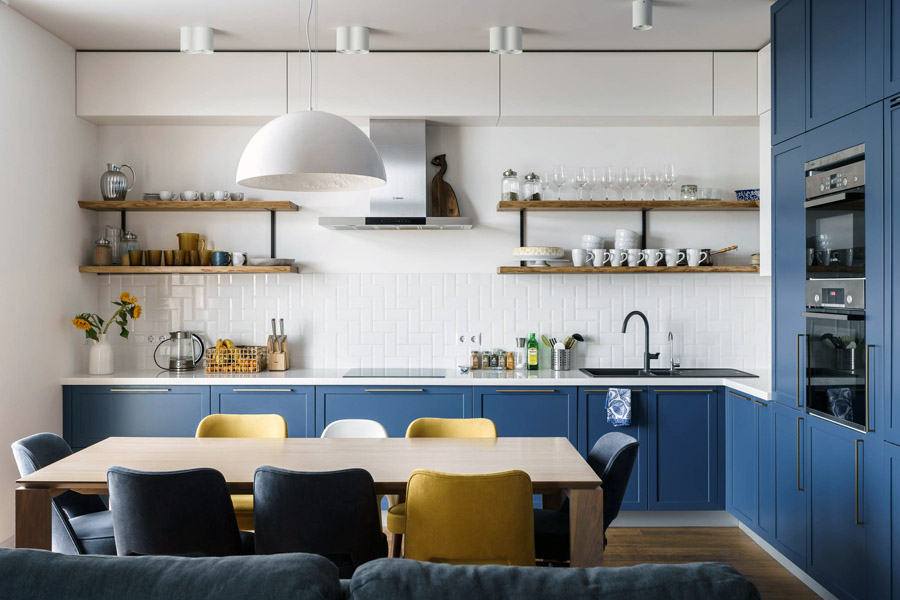 Дизайн невеликої кутової кухні з відкритими полицями