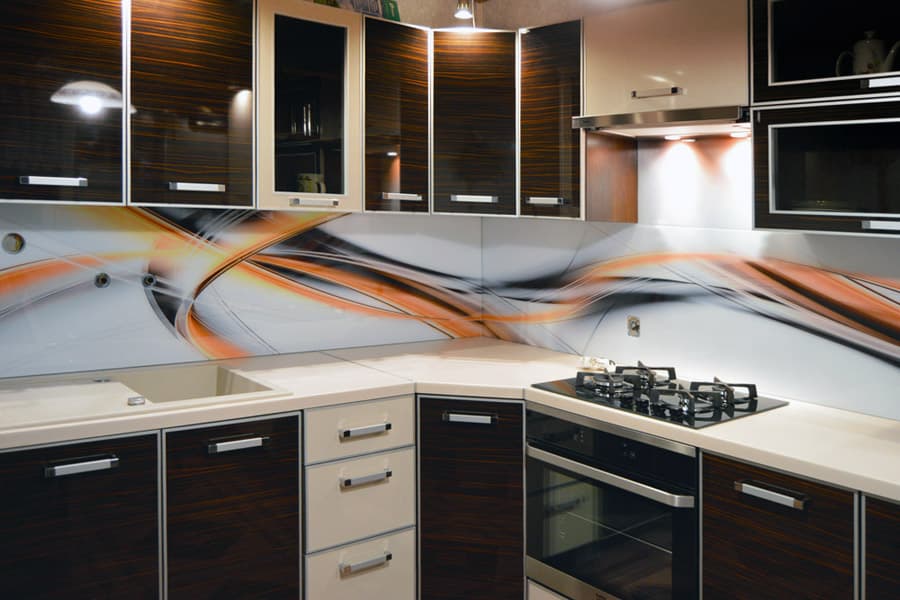 Дизайн кутової кухні зі скошеним кутом