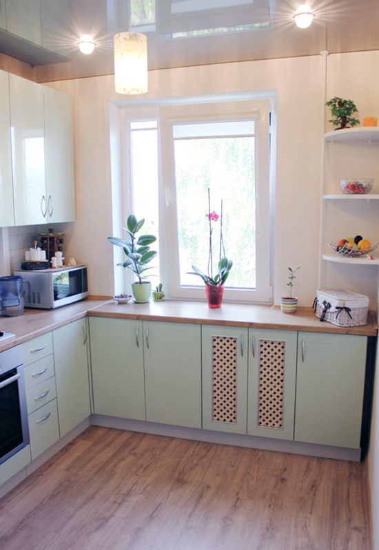 Використання підвіконня на кутовій кухні