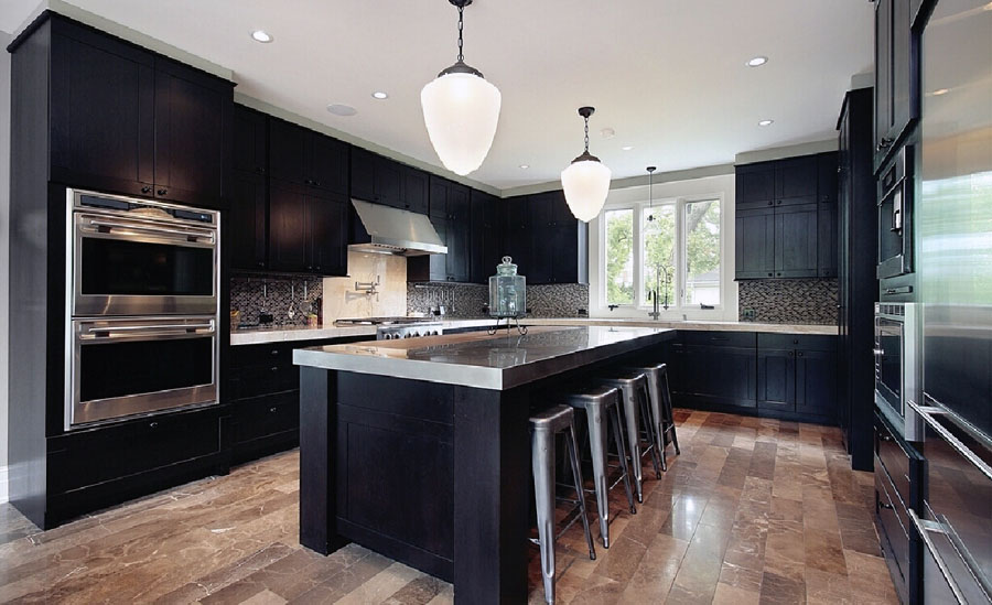 Приклад кухні зі світлою стелею