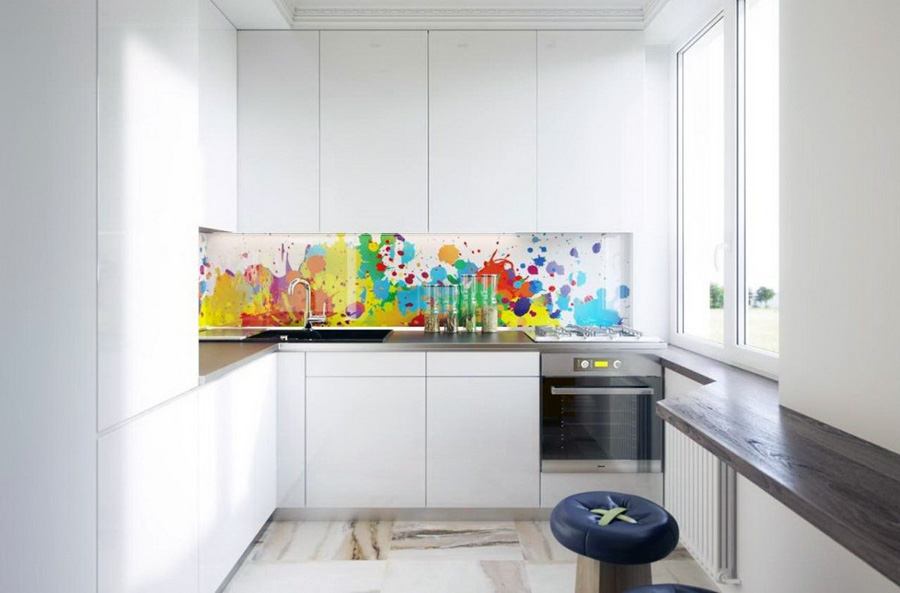 Робоча область на підвіконні у кутовій кухні