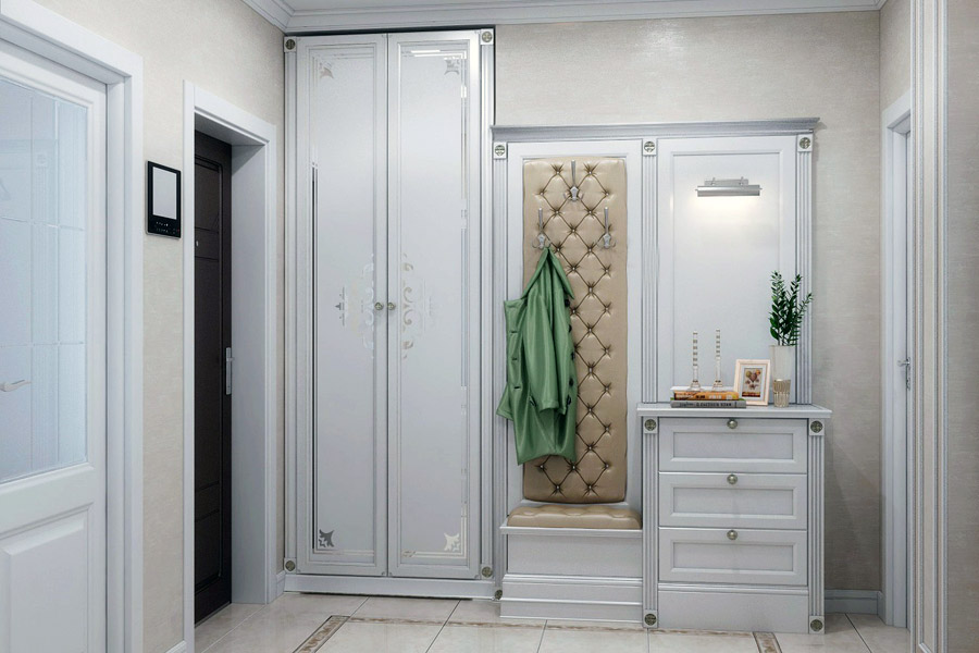 Світлий передпокій з великими дзеркалами