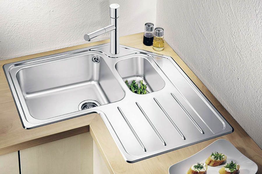 Кутова кухня з вбудованою мийкою