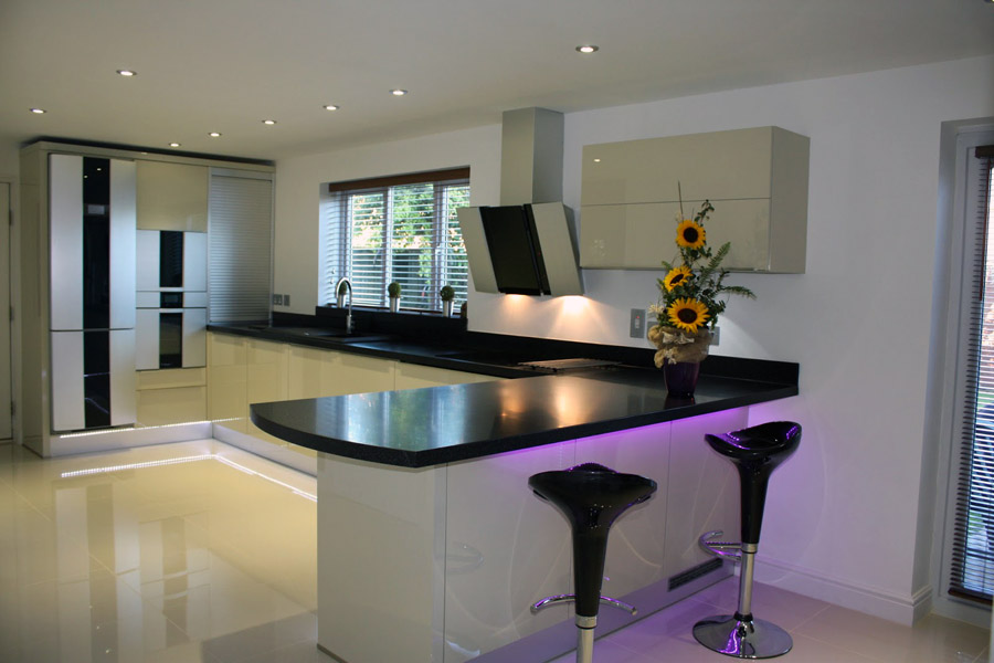 Барна стійка зі світлою стільницею на кухні