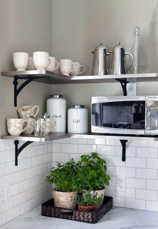 Красивые открытые полки на угловой кухне