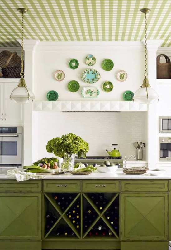 Кухня с обоями на потолке