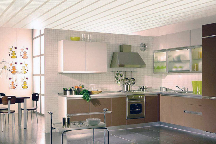 Кухня з пластиковими панелями на стелі