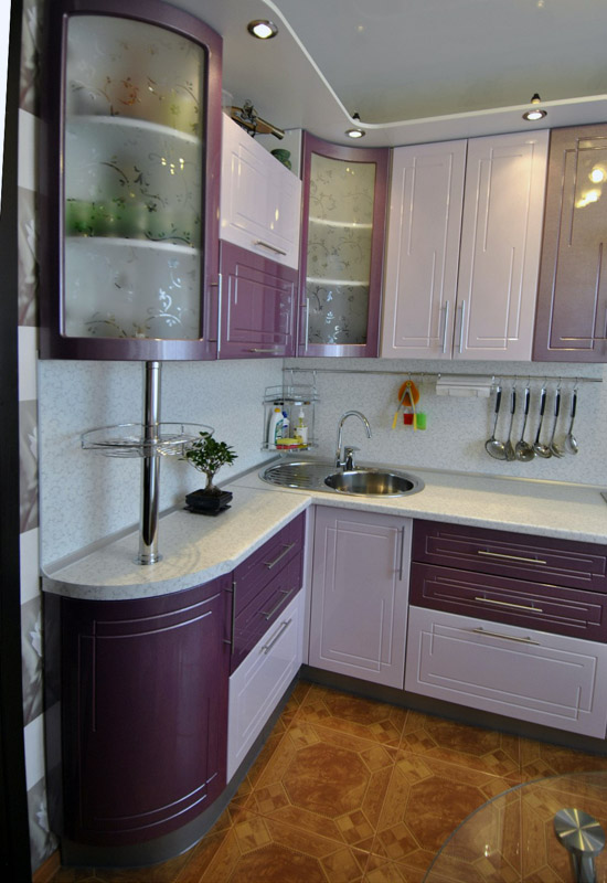 Невелика кухня з підвісними шафками