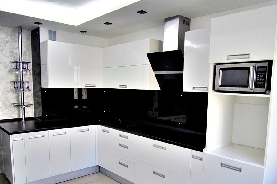 Организации угловой кухни в просторном помещении