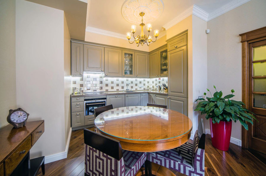 Приклад великої та просторої кутової кухні