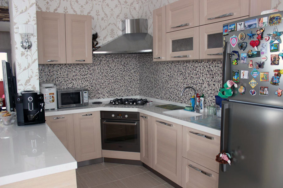 Пример кухни со скошенным углом