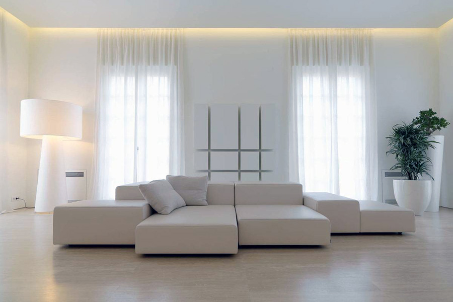 Простора кімната з мінімалістичним інтер'єром