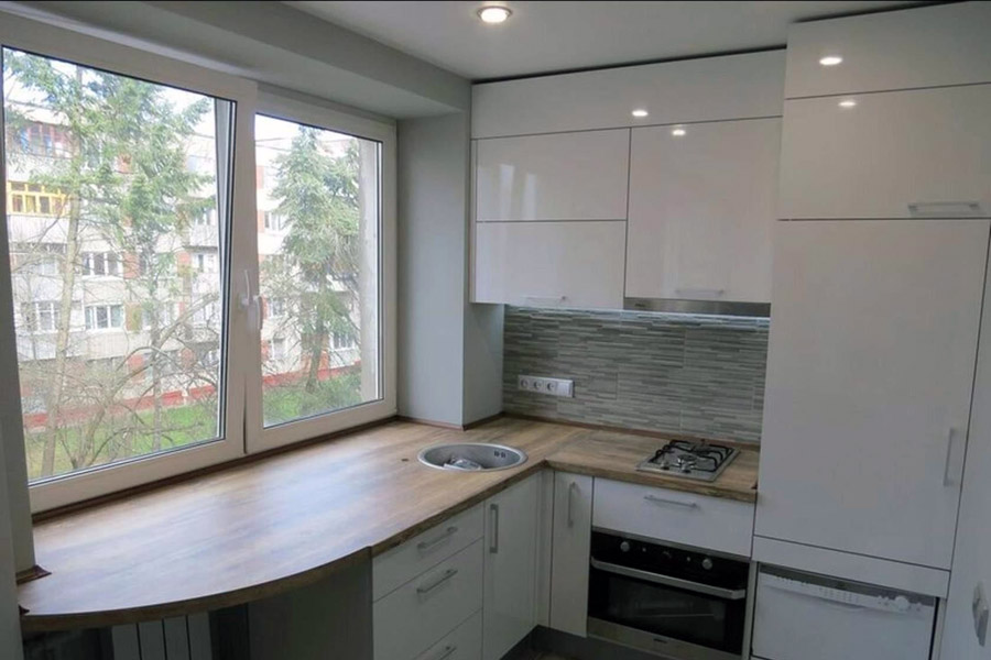 Широке підвіконня на кутовій кухні