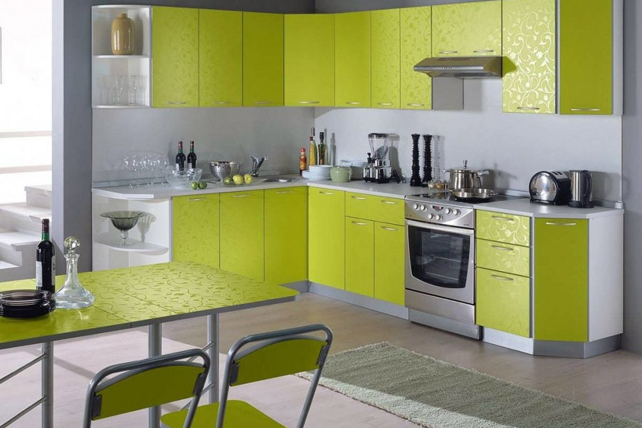 Светлая угловая кухня в большой комнате