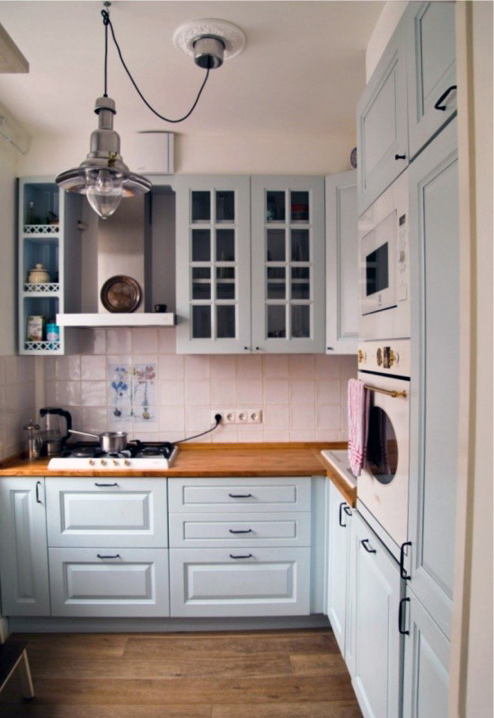 Угловая кухня с техникой в несколько уровней