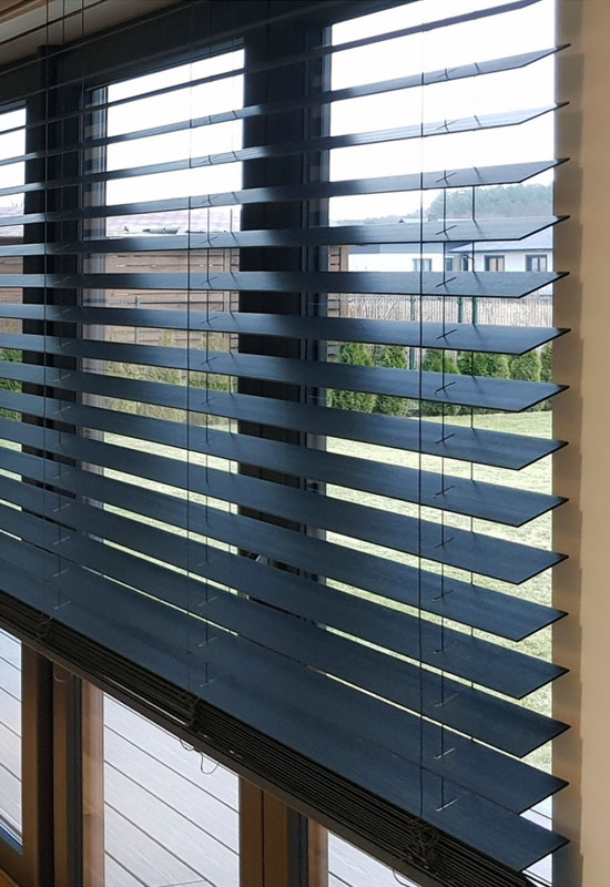 Дерев'яні жалюзі в інтер'єрі кімнати