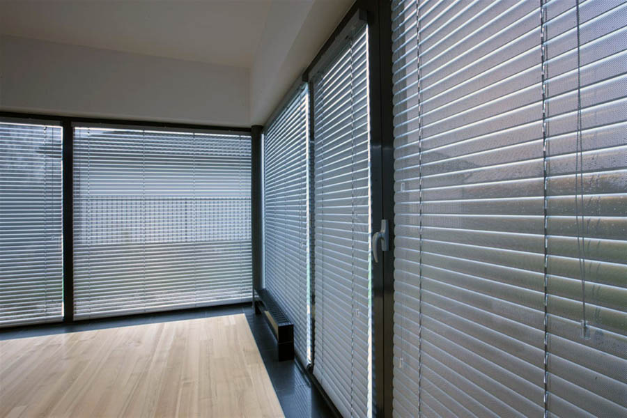 Використання горизонтальних жалюзі на вікнах