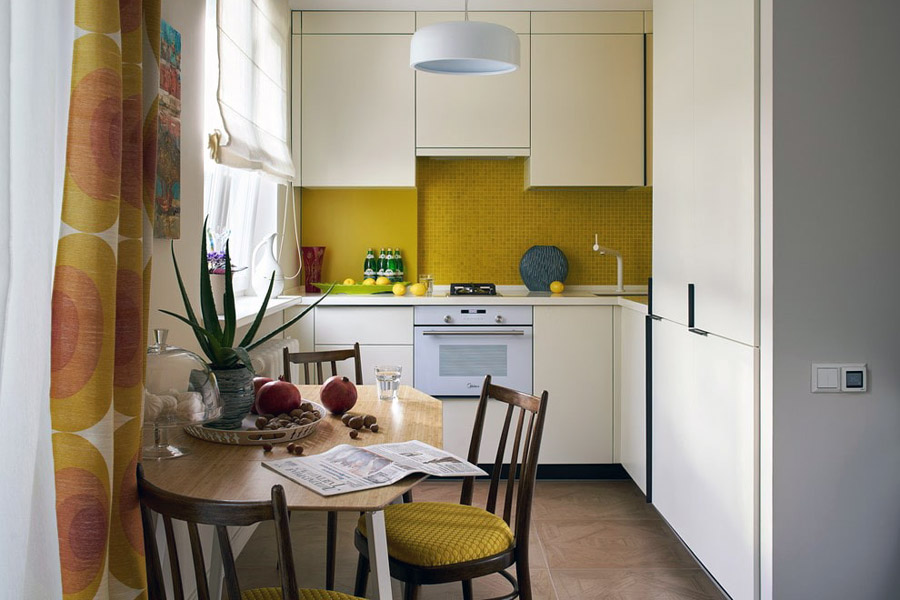 Красива маленька кухня з обідньою зоною
