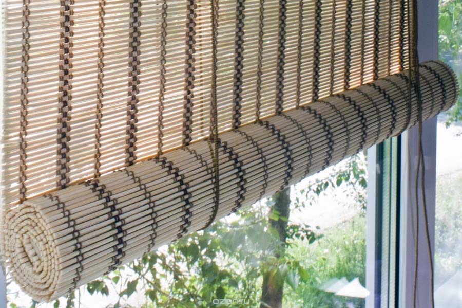 Красиві жалюзі з бамбука в інтер'єрі кімнати