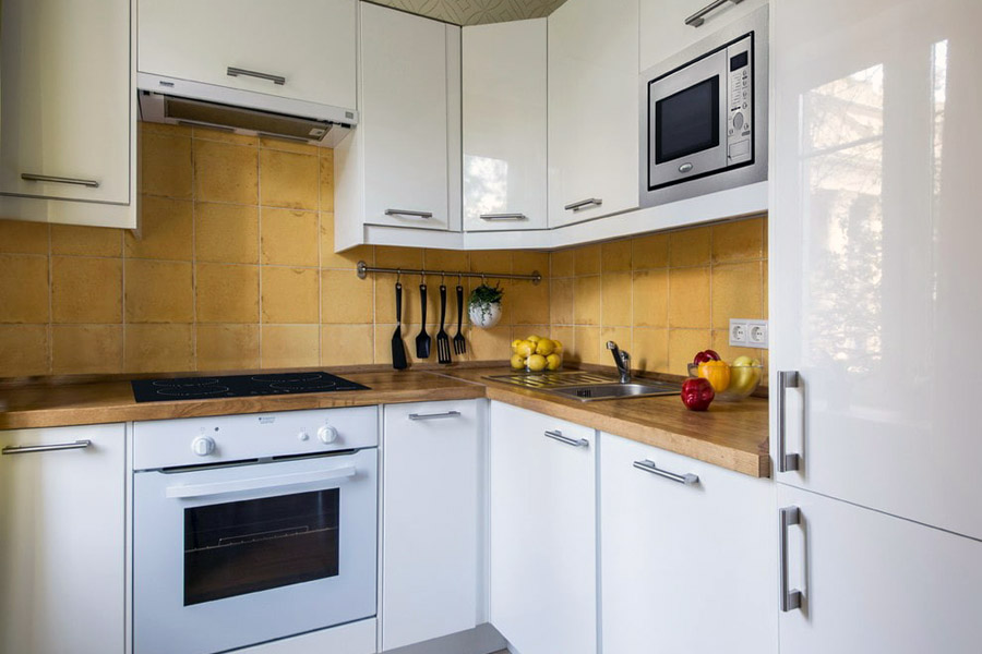 Маленька кухня у білих тонах