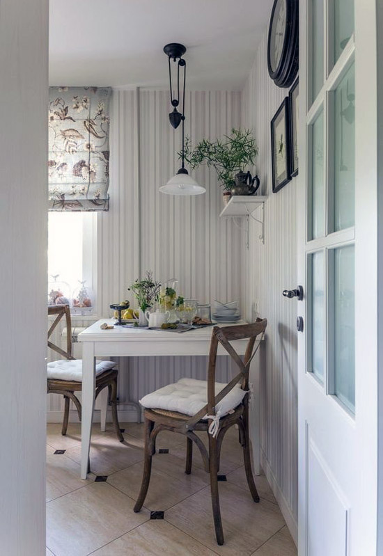 Розташування обідньої зони на кухні невеликого розміру