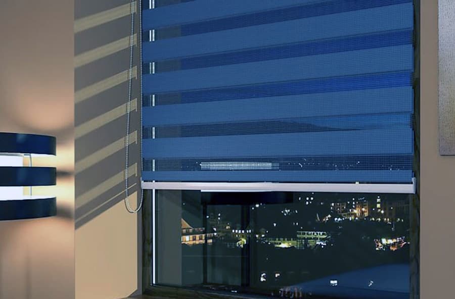 Рулонні штори із синім відтінком для кімнати.