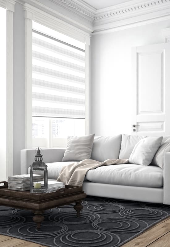 Рулонные шторы в светлой комнате