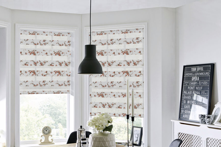 Широкі рулонні шпалери на вікні