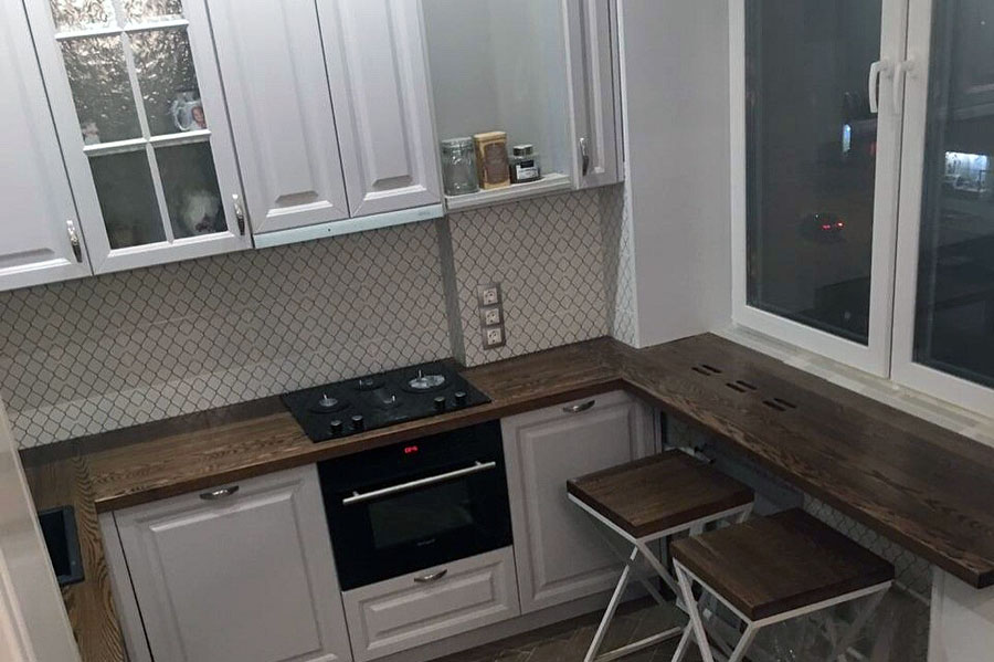 Стіл-підвіконня на кухні в хрущовці