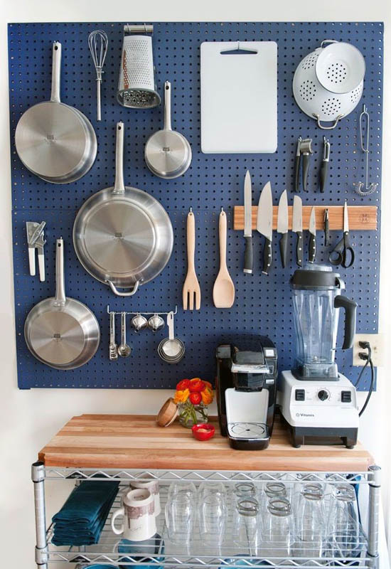 Прикрашення маленької кухні гарним посудом