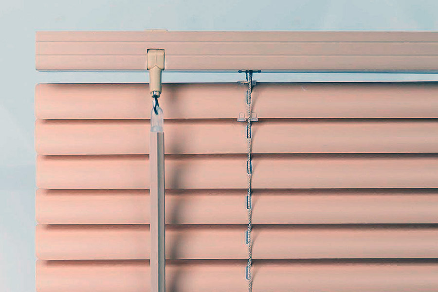 Жалюзі із пластику в інтер'єрі кімнати
