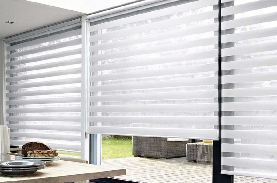 Білі рулонні штори в дизайні інтер'єра