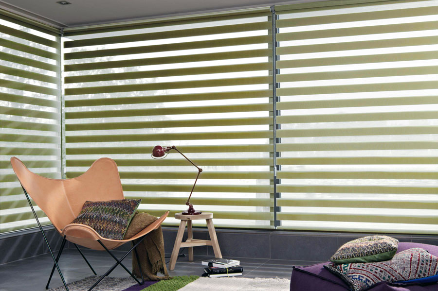 Дизайн світлої кімнати з рулонними шторами