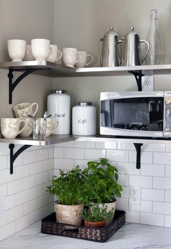 Красивая посуда на кухне в хрущевке