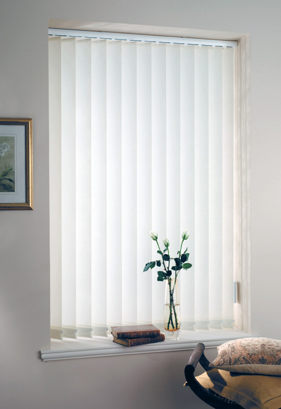 Красивые вертикальные жалюзи на окне