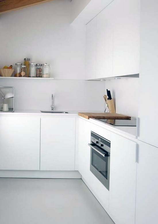 Маленька кухня в хрущовці з оформленням у стилі хай-тек