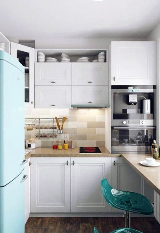 Маленька кухня у світлих тонах у хрущовці