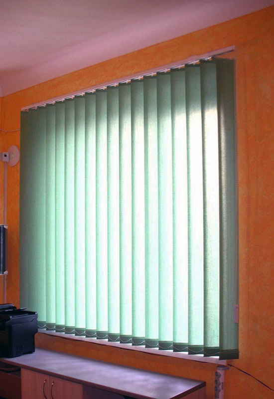 Приклад вертикальних жалюзі в інтер'єрі