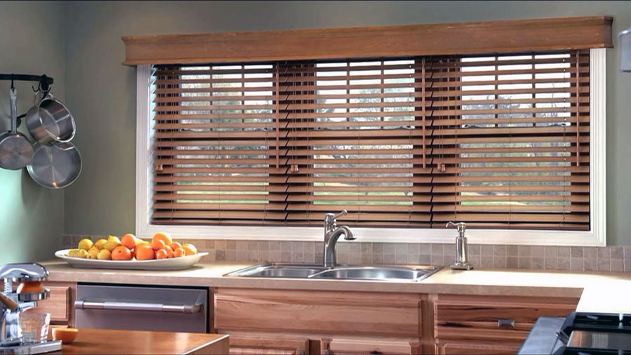 Светлые деревянные жалюзи для дома